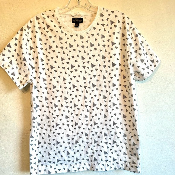 CPO provisions white with black line art triangle print short sleeve tee. Size M - Picture 7 of 8